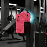 GymBud Gym Bag Blush Pink magnetisch an einem Kabelzug-Gerät im Fitnessstudio befestigt